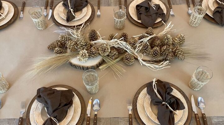 10 increbles ideas de decoracin con conos de pino para probar esta temporada, Puesta en escena de pi as en la mesa
