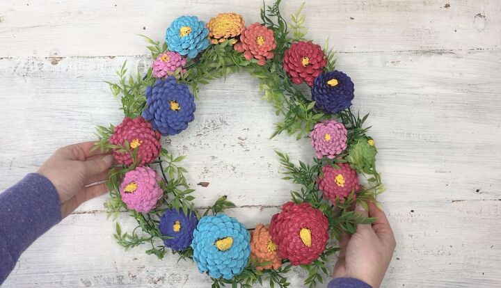 10 increbles ideas de decoracin con conos de pino para probar esta temporada, Corona de pi as y zinias