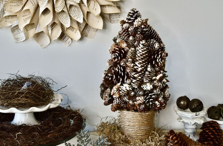 s 10 increibles ideas de decoracion con conos de pino para probar esta temporada, Mini rbol de Navidad de pi as