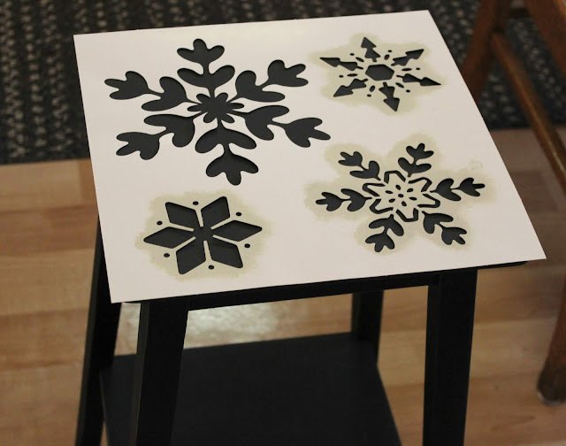 mesa reciclada de invierno navidad con copos de nieve
