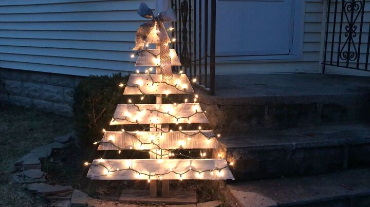 s 14 magical ways to use your holiday lights this season, A rustic pallet tree