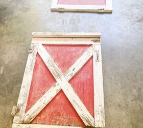 After her old door fell apart, she took 1 piece of plywood and did <em>this</em>