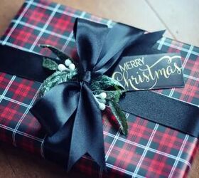 cmo envolver un regalo de 3 maneras diferentes, regalo envuelto en papel de regalo verde y a cuadros con cinta negra atada en un lazo y etiqueta de regalo Feliz Navidad