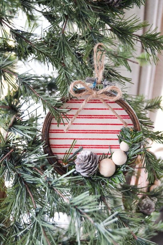 11 ideas de decoracin navidea rstica que harn que tu casa sea magnfica, DIY Adorno de Navidad con aro de bordar