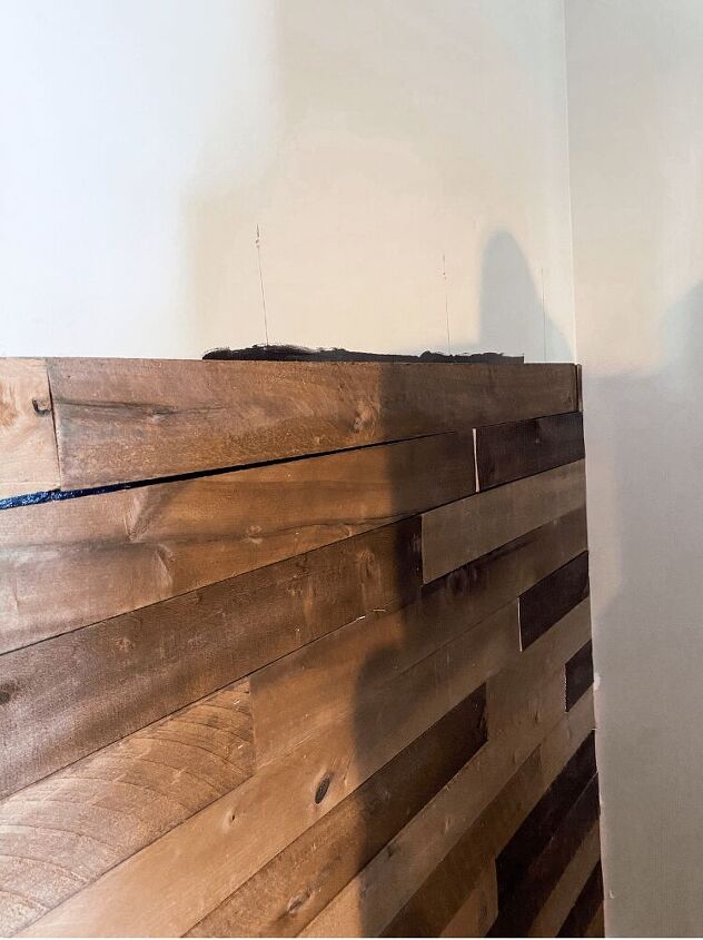 pared de tablillas de bricolaje con madera weaber, Usted puede ver c mo me acaba de pintar en un poco de negro por encima de la tabla anterior antes de clavar la otra tabla en la parte superior