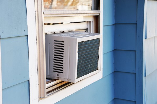 cmo limpiar un filtro de aire acondicionado en 6 sencillos pasos, unidad de aire acondicionado de ventana en una casa azul