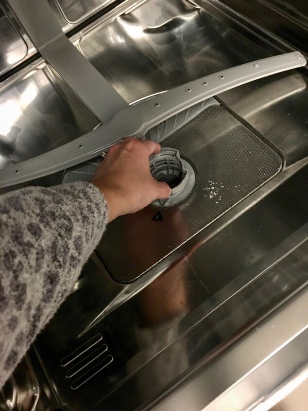 como desentupir uma mquina de lavar loua que no escorre, remova o filtro de drenagem da m quina de lavar lou a e a grade manualmente