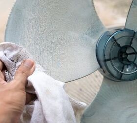 cmo limpiar un ventilador de caja en menos de 10 minutos, limpiando a mano las aspas del ventilador con una toalla