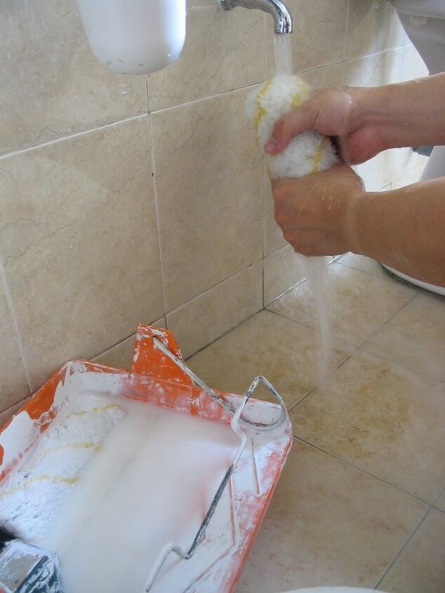 como limpar corretamente rolos e bandejas de pintura, lave m o a tampa do rolo de pintura sob a torneira
