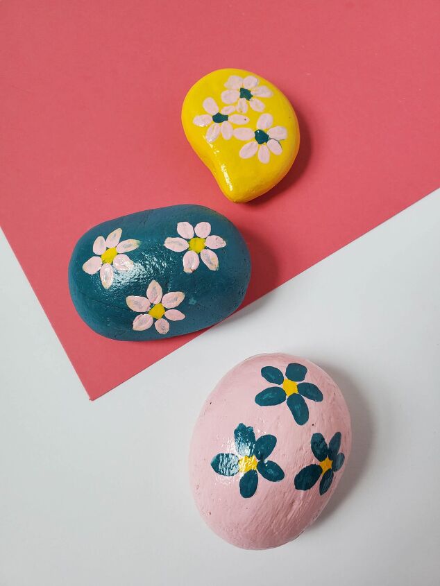 rocas pintadas con flores sencillas facil de hacer