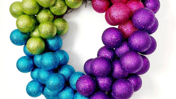 12 impresionantes ideas de coronas navideas para probar este diciembre, Guirnalda de adornos arco iris