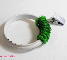 Wrap a pipe cleaner around a curtain ring for this 15-minute Christmas hack