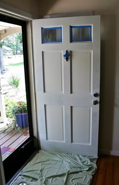 cmo pintar una puerta de entrada para mejorar el atractivo de la calle, puerta delantera pintada de blanco con cinta de pintor