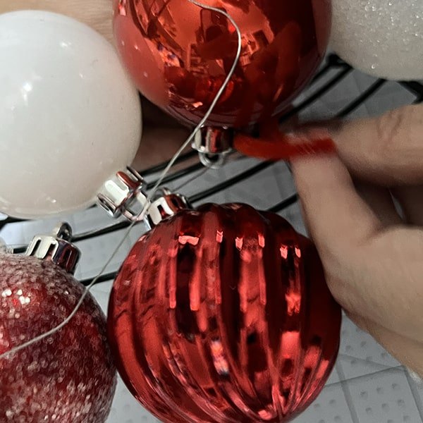 guirnalda de adornos con bolas de navidad inastillables