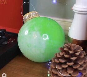13 increbles ideas de decoracin navidea hechas con hallazgos de la tienda del dlar, Adornos de Navidad gigantes