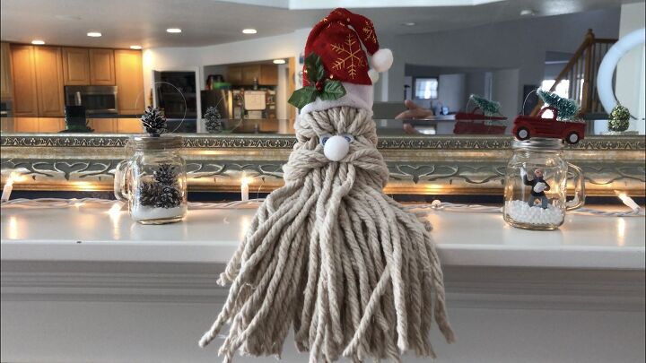13 increbles ideas de decoracin navidea hechas con hallazgos de la tienda del dlar, Haz una cabeza de Pap Noel con una fregona