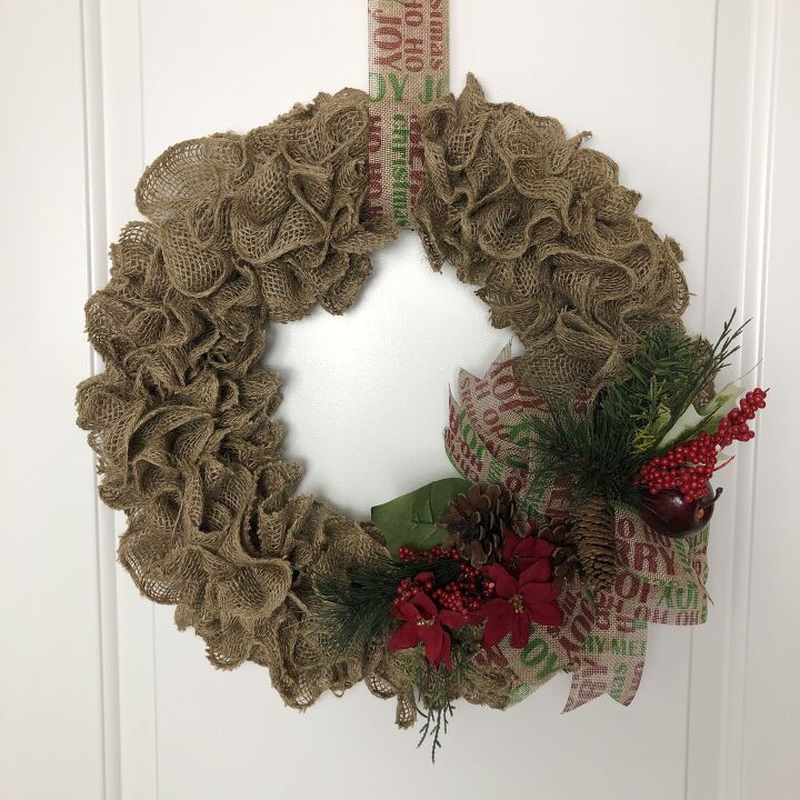 13 increbles ideas de decoracin navidea hechas con hallazgos de la tienda del dlar, Corona de arpillera r stica de Navidad