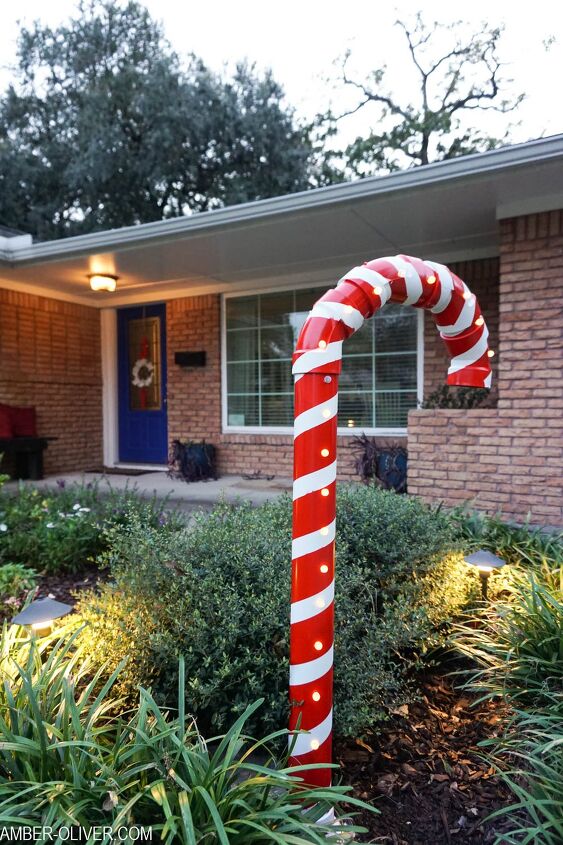 las 8 formas ms bonitas de decorar el jardn en navidad, Decoraci n navide a con tubos de PVC C mo hacer un enorme bast n de caramelo