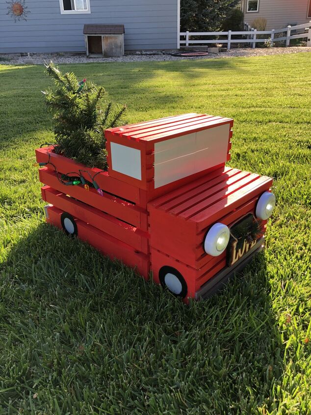 las 8 formas ms bonitas de decorar el jardn en navidad, DIY Camioneta de caja roja