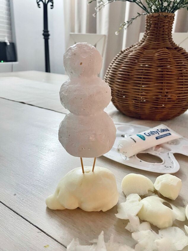 diy mini hombre de nieve de espuma, Pintar la espuma