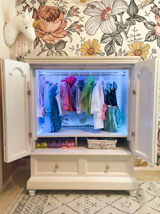 gabinete de tv convertido en un armario de vestir