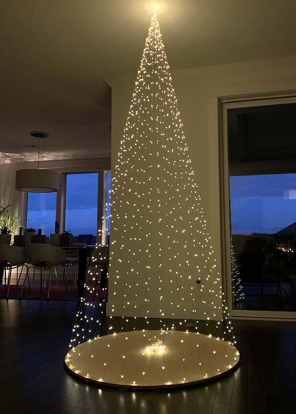 12 maneras de hacer que el interior de tu casa parezca una pelcula de navidad, rbol de Navidad DIY hecho con luces de luci rnaga