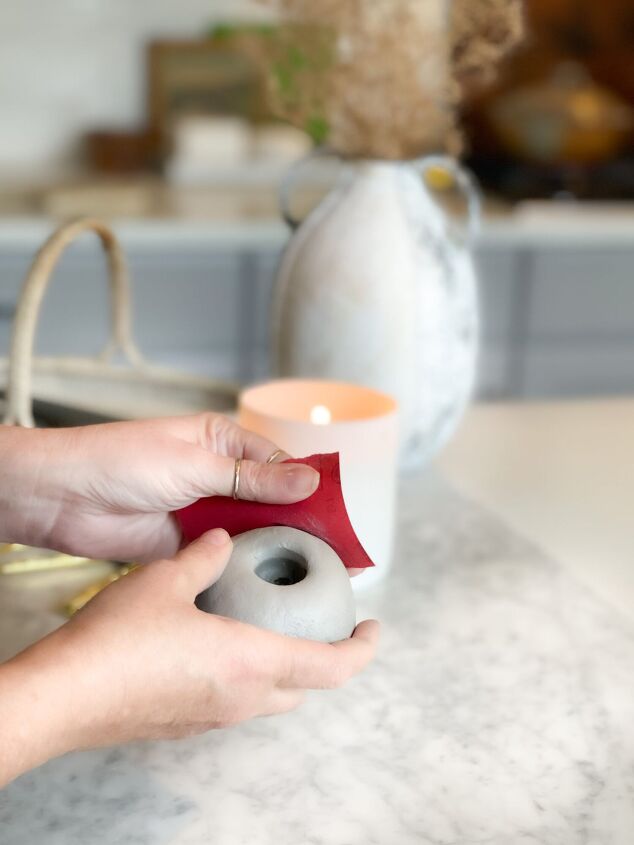 11 dicas para um timo suporte de vela diy clay, Use uma lixa para alisar superf cies ou moldar casti ais caseiros