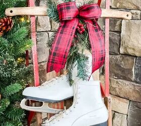 cmo hacer un lazo de navidad de 3 maneras diferentes, lazo navide o de tela escocesa roja sobre un trineo decorativo y patines de hielo