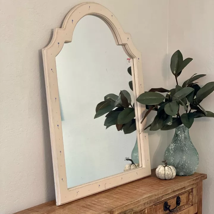 como limpar um espelho perfeitamente sem riscos, espelho r stico encostado na parede ao lado de uma planta