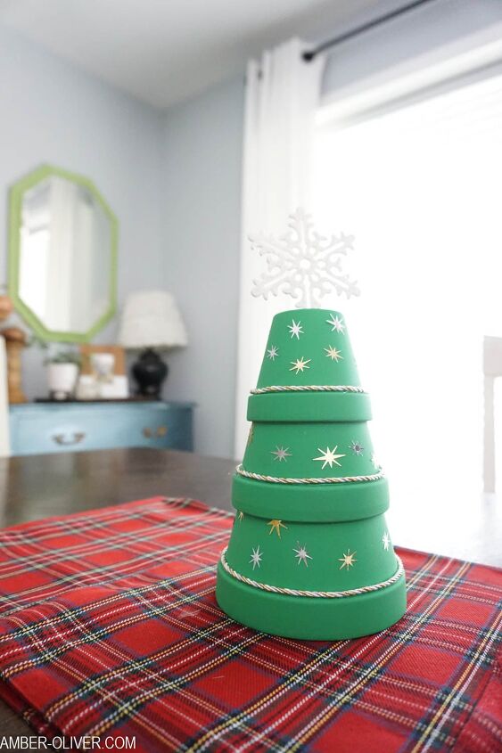 coge una maceta de terracota para estas 9 ideas navideas, rbol de Navidad de Terracota