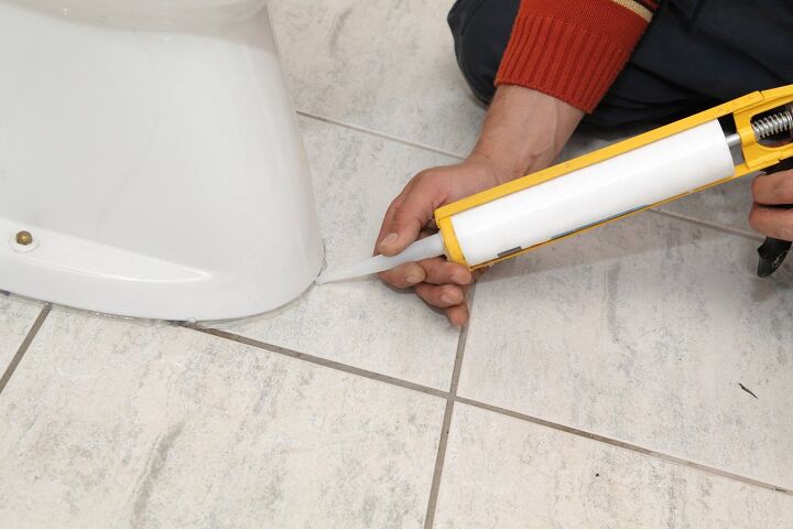como consertar um banheiro instvel em minutos, calafetagem ao redor da base de um vaso sanit rio