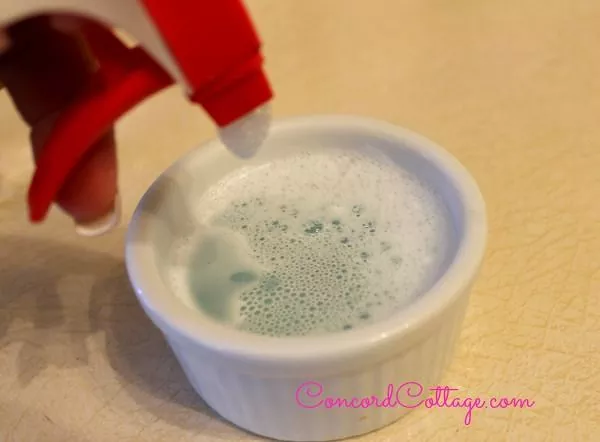 how to clean gold jewelry so it shines like new, white dish filled with Windex