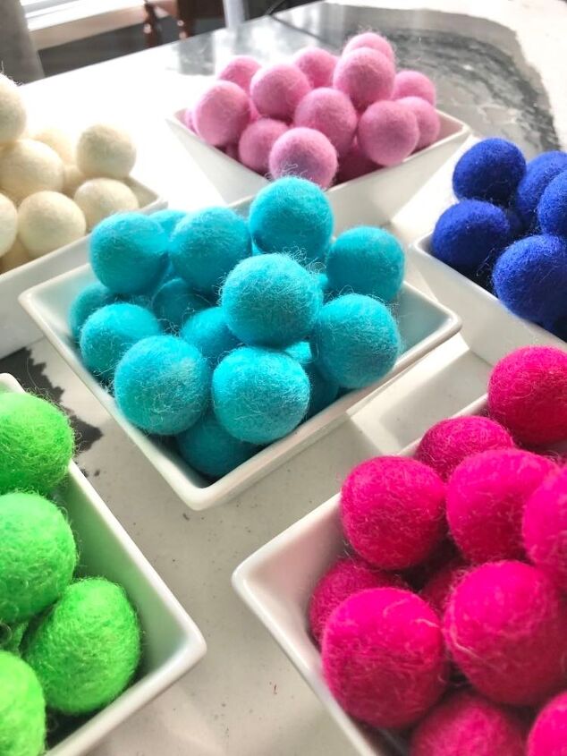 como hacer un salvamanteles de lana de fieltro un regalo para dar y conservar, Usted puede ver estas bolas de lana de fieltro AQU