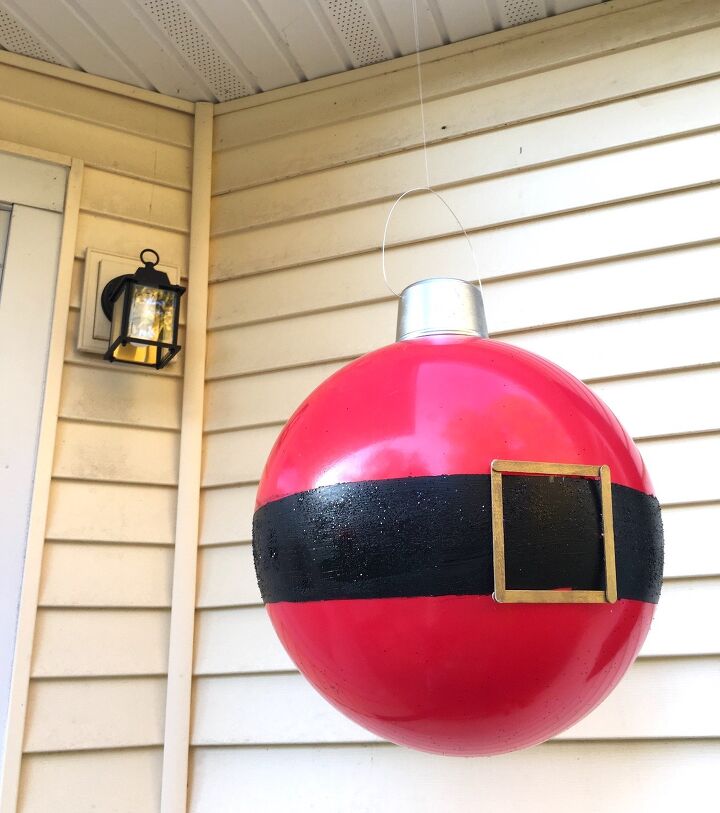 las formas ms bonitas de decorar el porche en navidad, Adornos gigantes de bolas hinchables