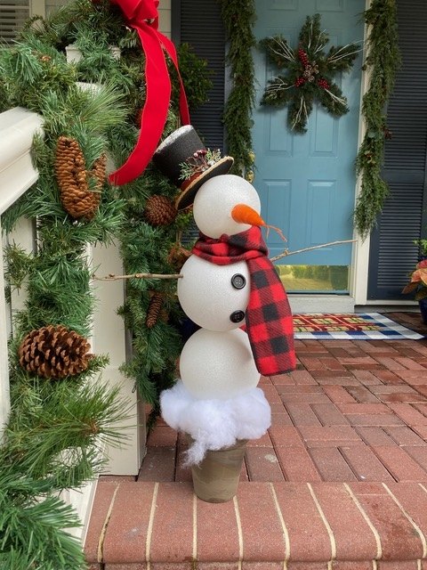 as maneiras mais bonitas de decorar a varanda no natal, Transforme enfeites gigantes em uma topiaria de boneco de neve