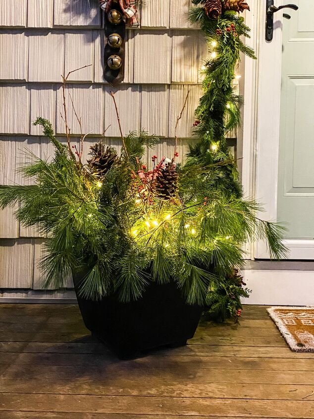 as maneiras mais bonitas de decorar a varanda no natal, Plantador de Natal para a varanda