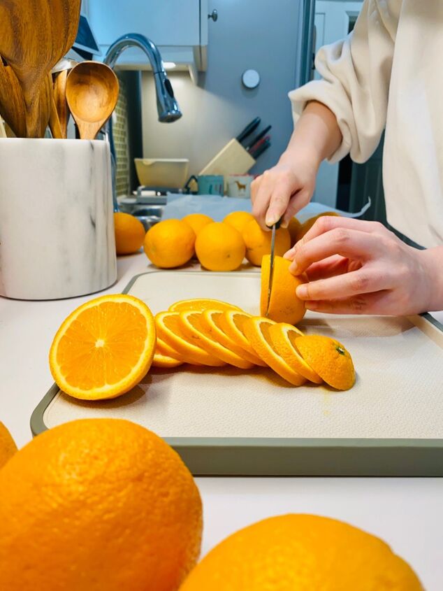 adorno navideo diy rodajas de naranja secas, Cortar a 0 5cm de grosor