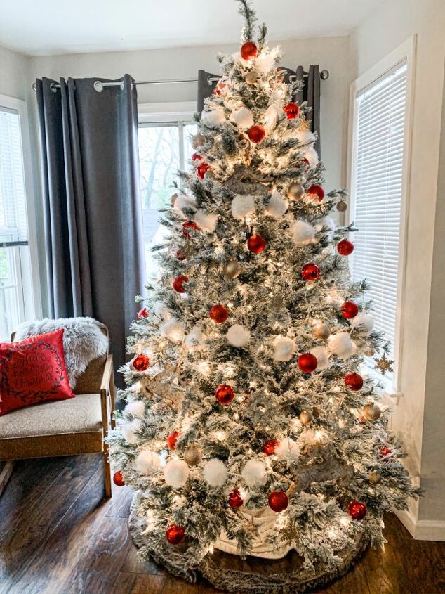 how to keep a flocked tree from shedding and making a mess, flocked Christmas tree with red and white bulbs