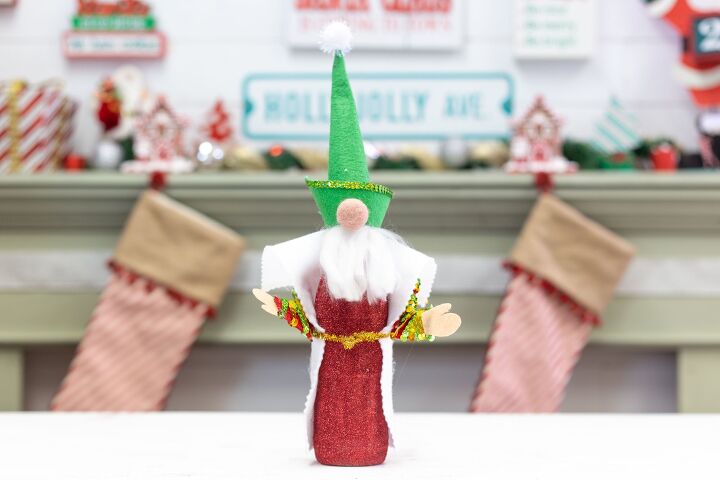 16 maneras de fingir una decoracin navidea de alto nivel con artculos reciclados, Haz adorables gnomos con botellas