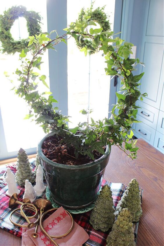 how to make an ivy topiary from a wire hanger