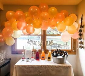 cmo hacer una guirnalda de globos para subir de nivel en tu prxima fiesta, Guirnalda de globos naranja y rosa colgada sobre la ventana