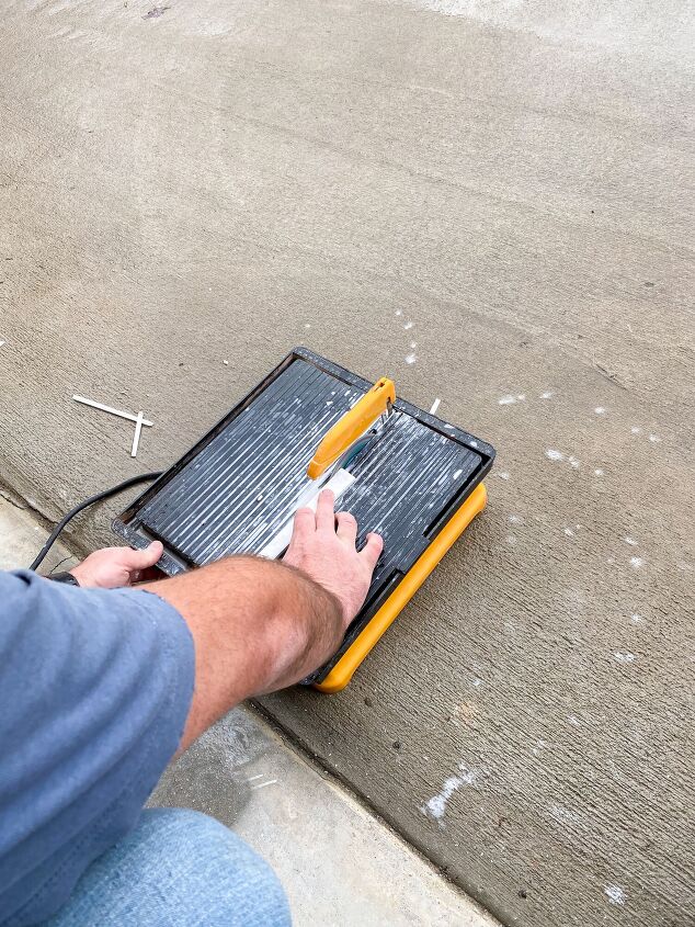 lareira diy telha de metr e instalao, Marido trabalhando duro cortando azulejos