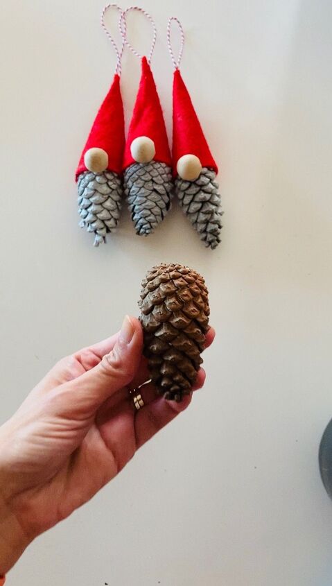 gnomos de navidad diy usando conos de pino