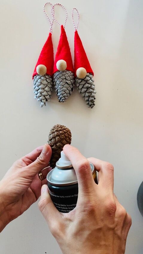 gnomos de navidad diy usando conos de pino
