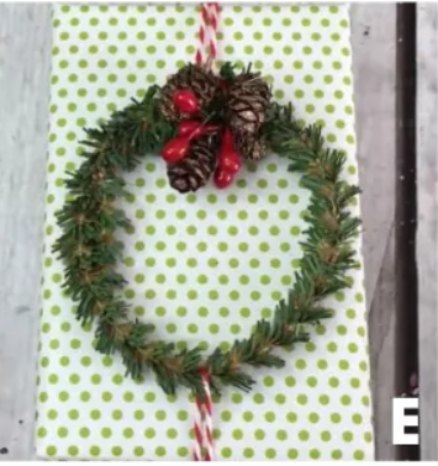 21 timas ideias para embrulhar presentes neste natal, Uma mini guirlanda festiva