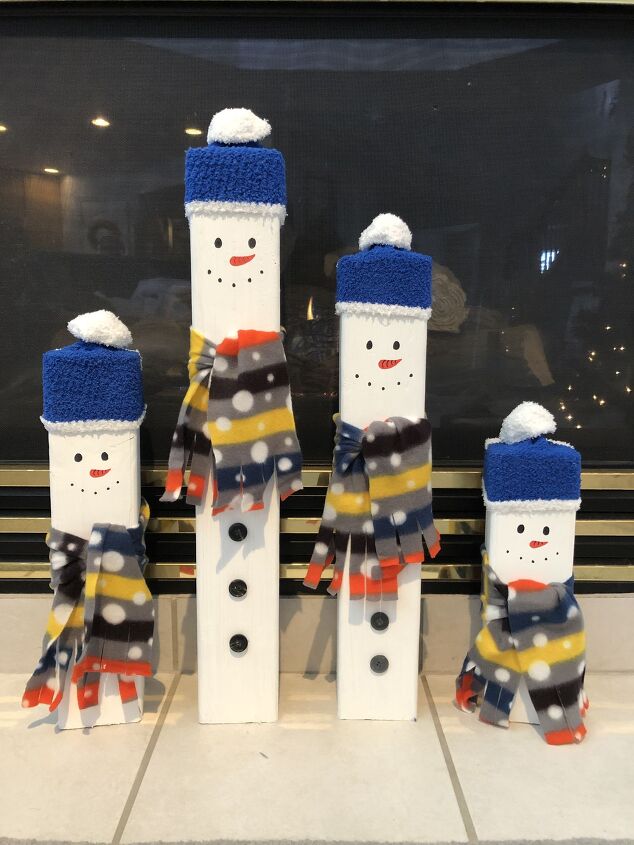 experimente estas 9 ideias adorveis de bonecos de neve com itens que voc j possui, Fam lia de bonecos de neve de madeira