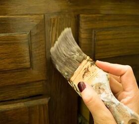 cmo teir la madera a la perfeccin en todo momento, mano moviendo la brocha contra el mueble de madera