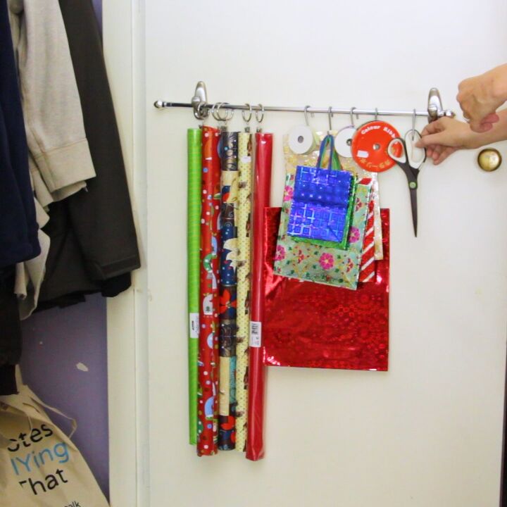 11 trucos de organizacin geniales para una limpieza navidea sin estrs, Una estaci n de envoltura en la puerta de tu armario