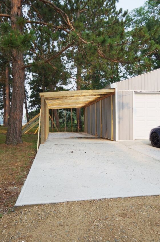el techo la madera contrachapada y el acero abotonando nuestra adicion al garaje