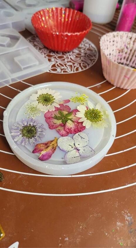 coloque flores sentimentais em resina para criar este porta copos simples